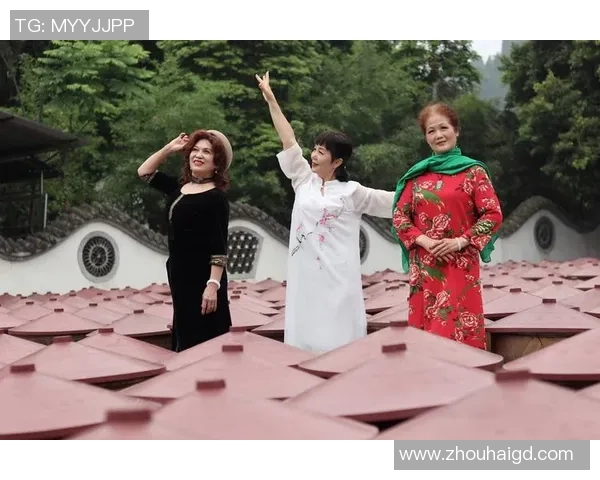 足球明星妻子海娜的迷人风采与生活瞬间全景展示